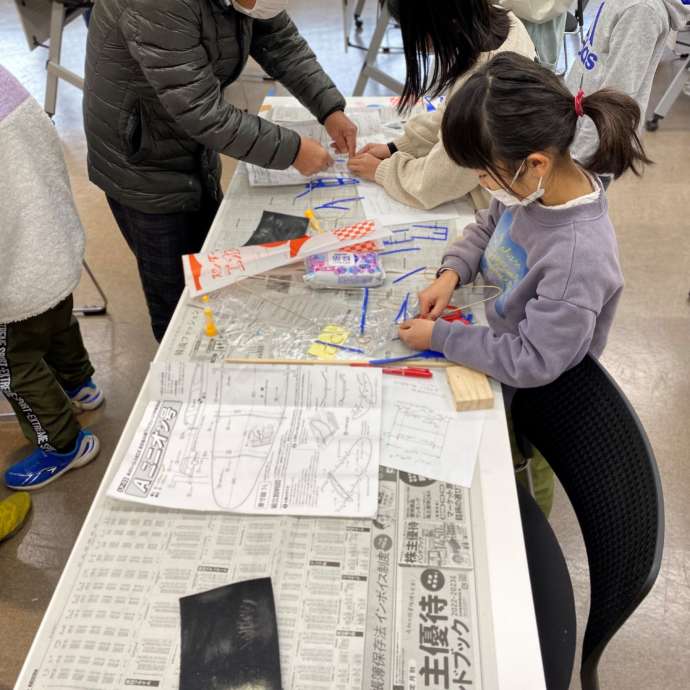 子ども参加型のイベントを楽しむ女の子