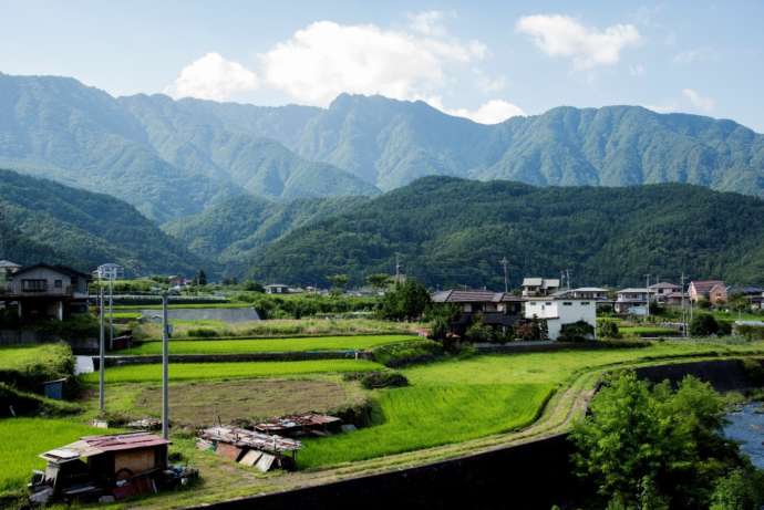 西桂町の雄大な山々と住宅の様子