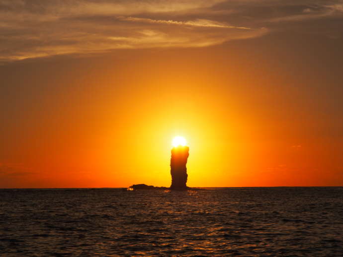 隠岐の島町の沖合にそびえたつローソク島の夕景