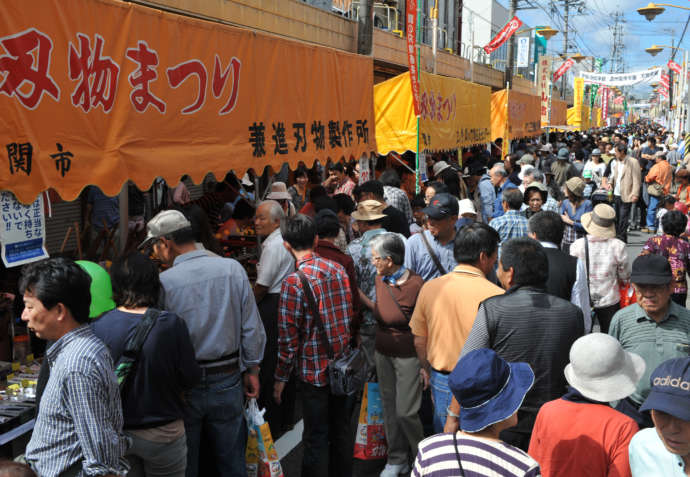 関市内の刃物まつりの様子