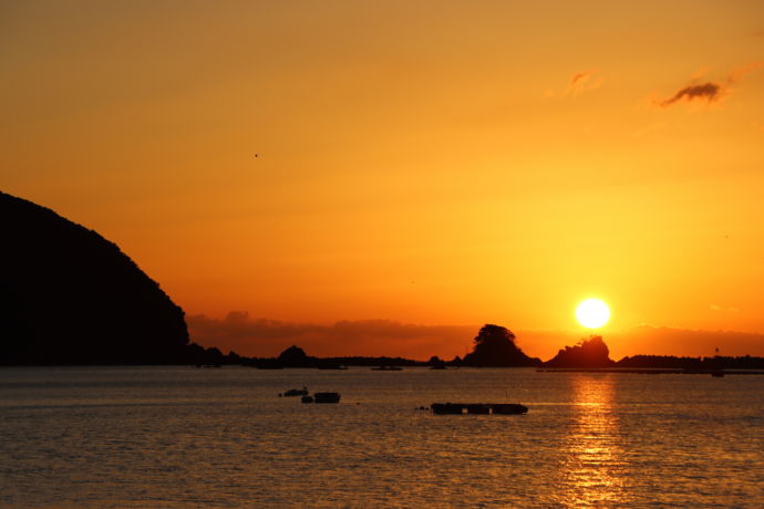 海に昇る朝日