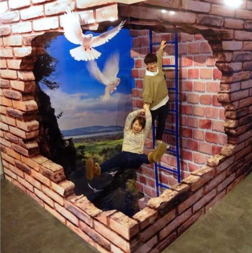 トリック3Dアート湯布院に展示されている「森へ降りる」