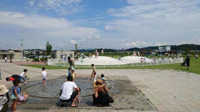 津幡町のあがた公園にある大型遊具で遊ぶ子どもたち