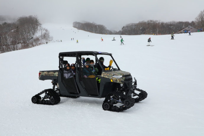 白馬つがいけ高原スキー場のSNOW WOW !エリアでバギーを楽しむ人たちの写真