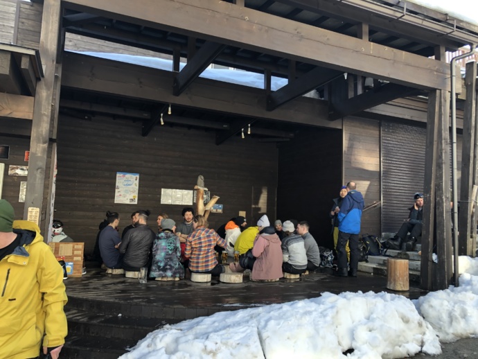 TSUGA BASE の足湯で温まる人たちの写真