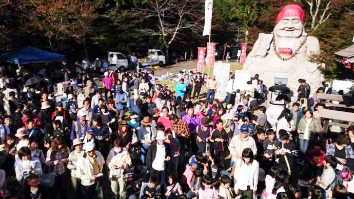 「通宝山彌勒寺」境内の巨大な布袋尊像と11月の彌勒寺ほてい祭の様子（秋）