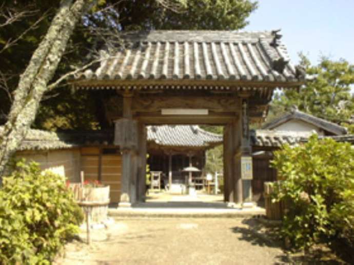 「通宝山彌勒寺」の山門