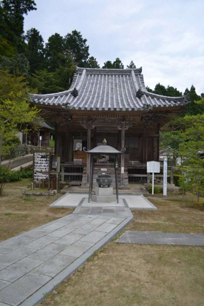 「通宝山彌勒寺」本堂の正面外観