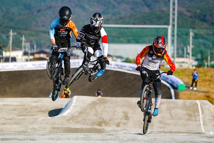 つくば市にある「サイクルパークつくば」でBMXを楽しむ人たち