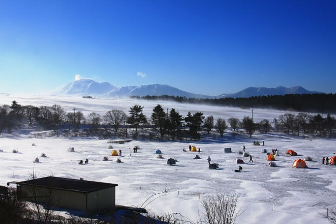 バラギ湖の氷上わかさぎ釣りの様子