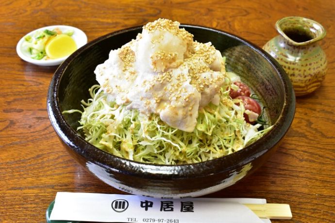 「割烹 中居屋」の夏季限定メニュー「つまごい高原キャベツと大和豚の冷しゃぶおろしそば」