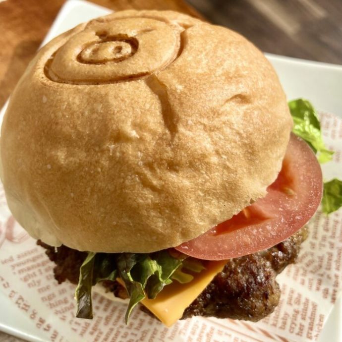 Piggies Cafeの人気メニュー「ピギーズバーガー」