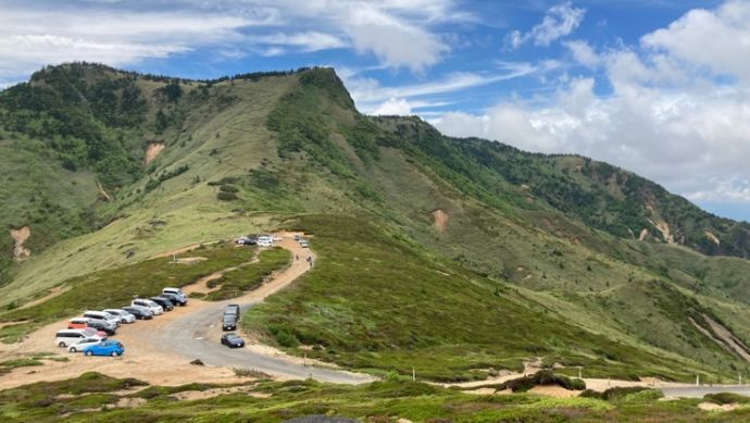 群馬県嬬恋村と長野県高山村の県境にある観光スポット「毛無峠」の画像