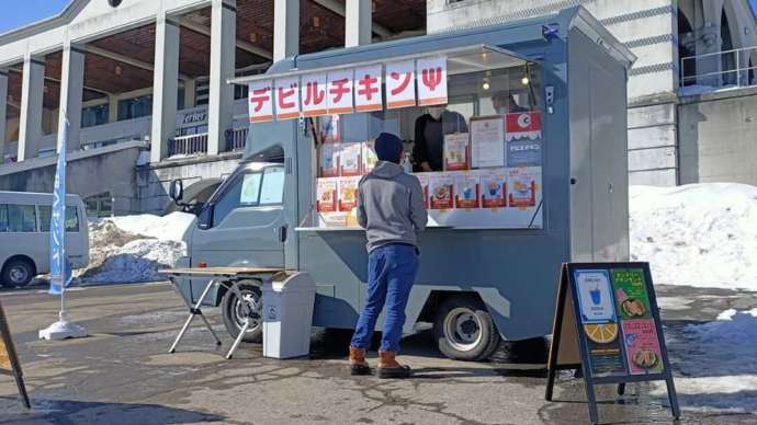 駐車場に出店しているキッチンカー