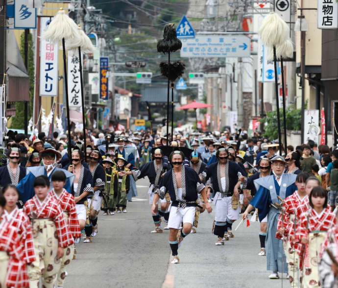 都留市の中心街でおこなわれる八朔祭の大名行列