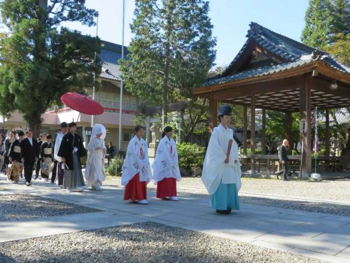 劔神社の神前式に参列する新郎新婦と来賓