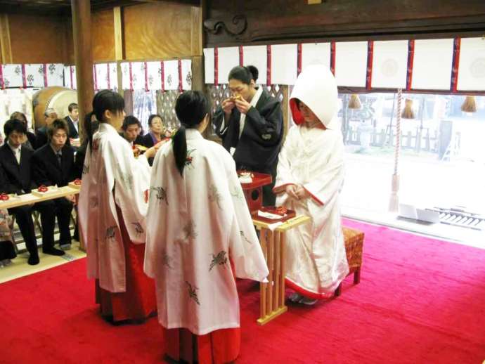 劔神社の神前式が行われる拝殿の内観