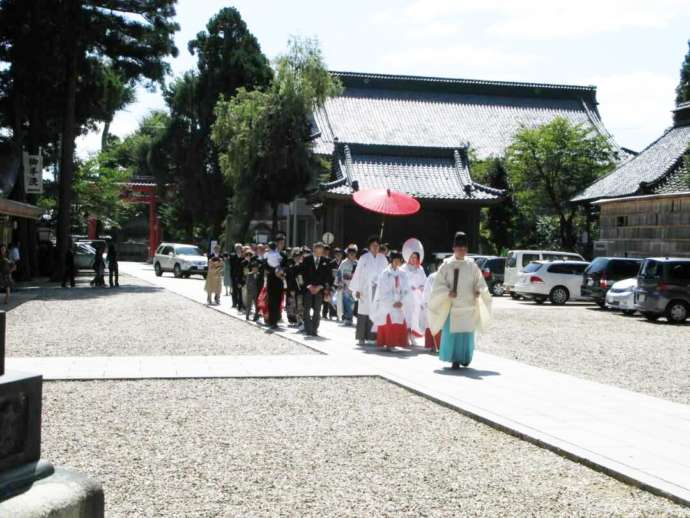 劔神社の結婚式に参列する新郎新婦と来賓の様子その2