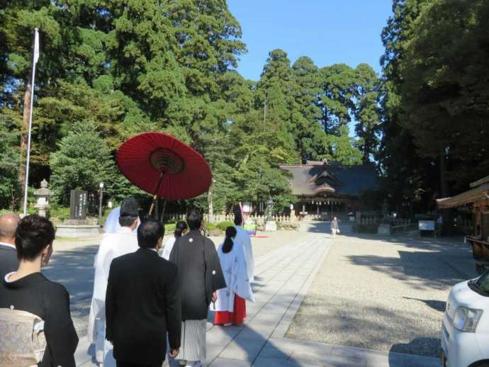 劔神社の境内にある「神の森」の風景