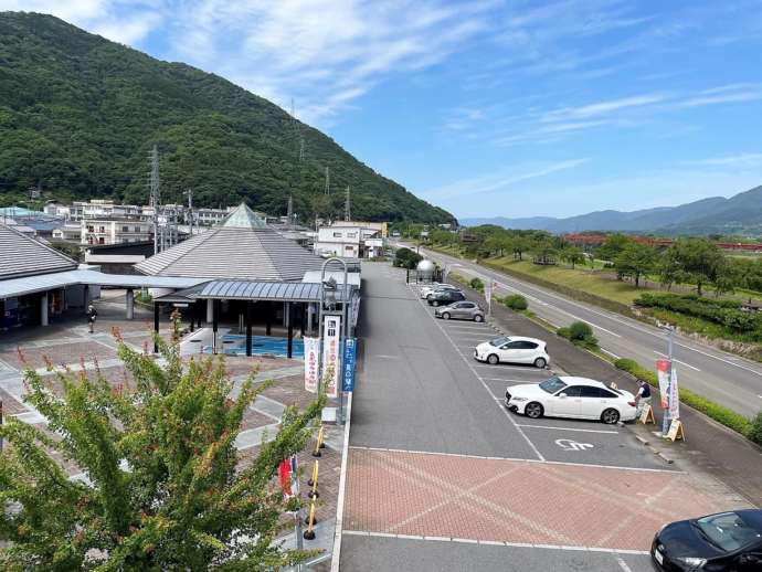 貞光ゆうゆう館の駐車場と周辺の様子