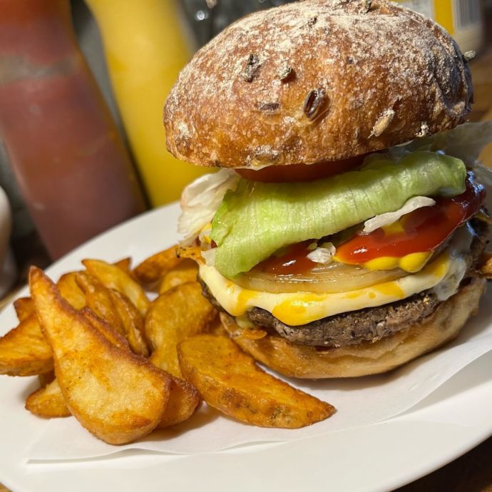 CAFE日升庵で提供している石窯ライ麦パンのハンバーガー