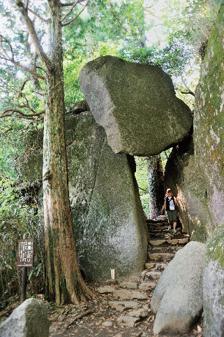 筑波山の中腹で人気のフォトスポットの一つ「弁慶七戻り」