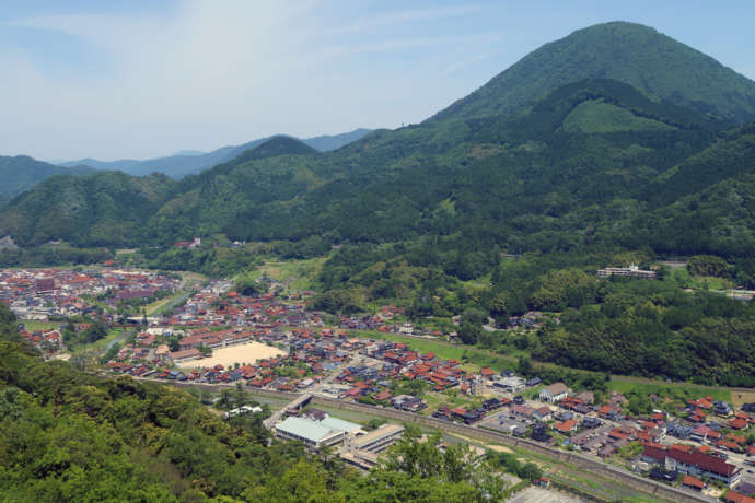 山々に囲まれた盆地に佇む津和野町の町並み