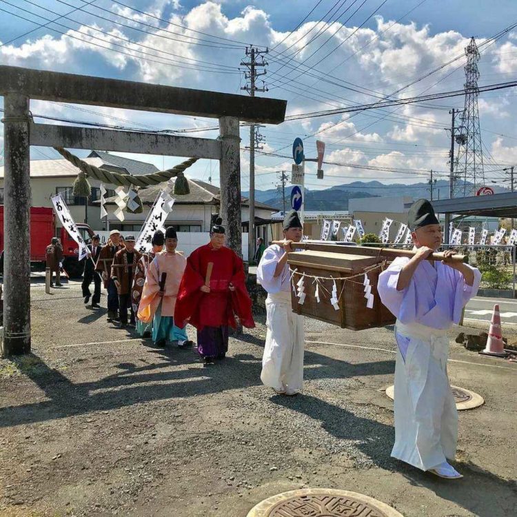 初生衣神社おんぞ祭りの様子