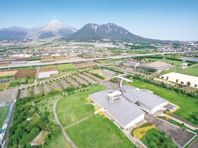 がまだすドームの前に広がる雄大な雲仙普賢岳と眉山