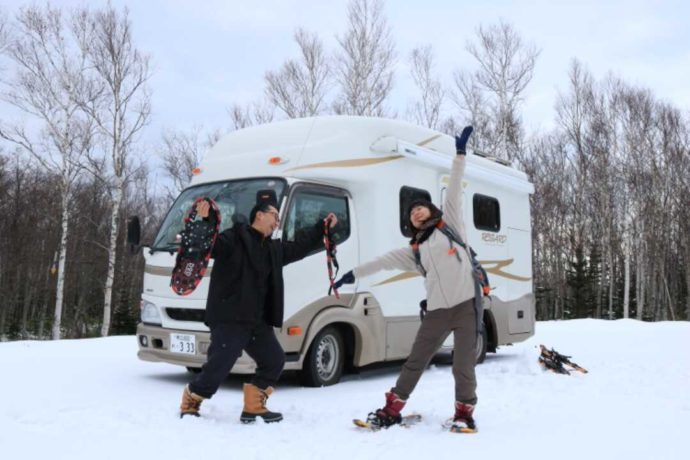 ウエネウサルみどりのある北海道・知床で雪の中楽しむ人々