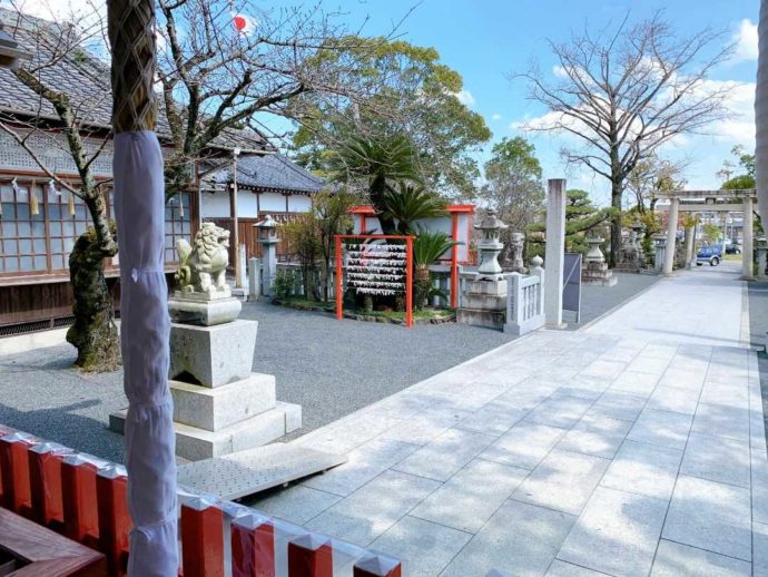 宇原神社の清潔な境内