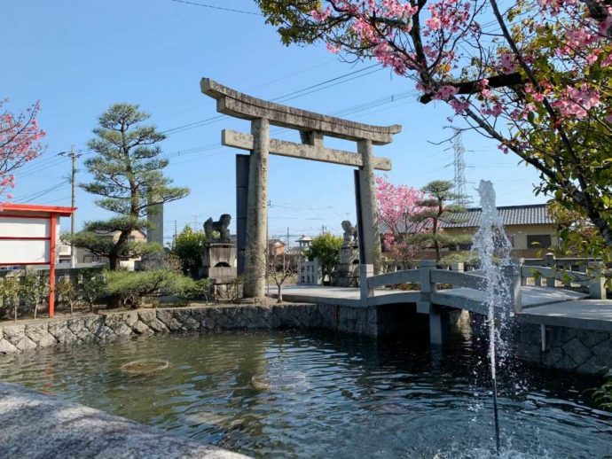 宇原神社の鳥居と春に咲く花