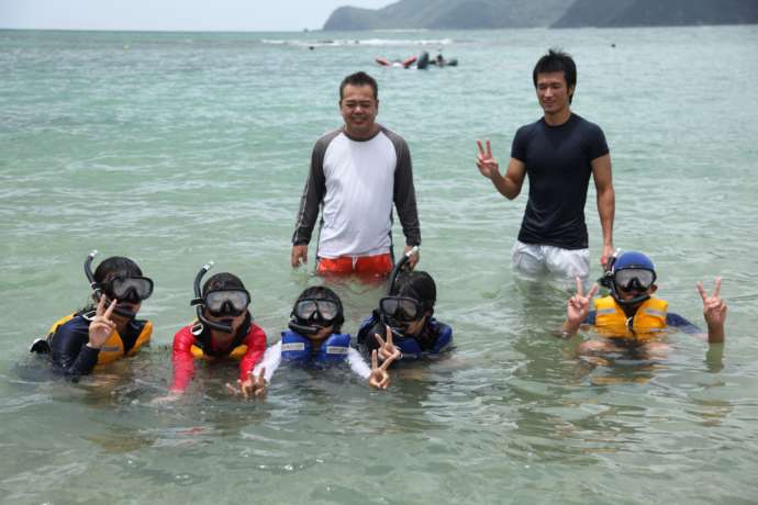 山村留学で海水浴をしている子供たち