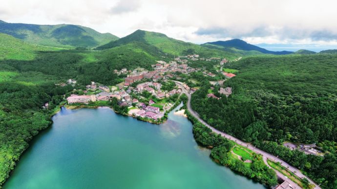 山の緑に囲まれた雲仙温泉の様子