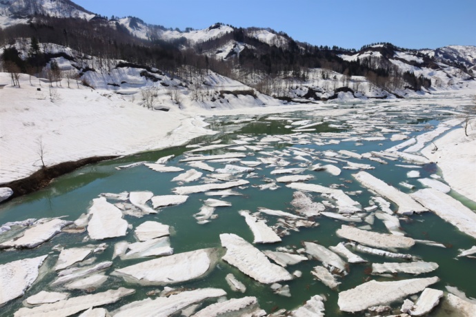 新潟県魚沼市で見られる「雪流れ」