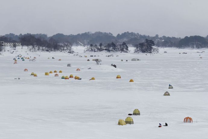 冬の桧原湖のワカサギ釣り