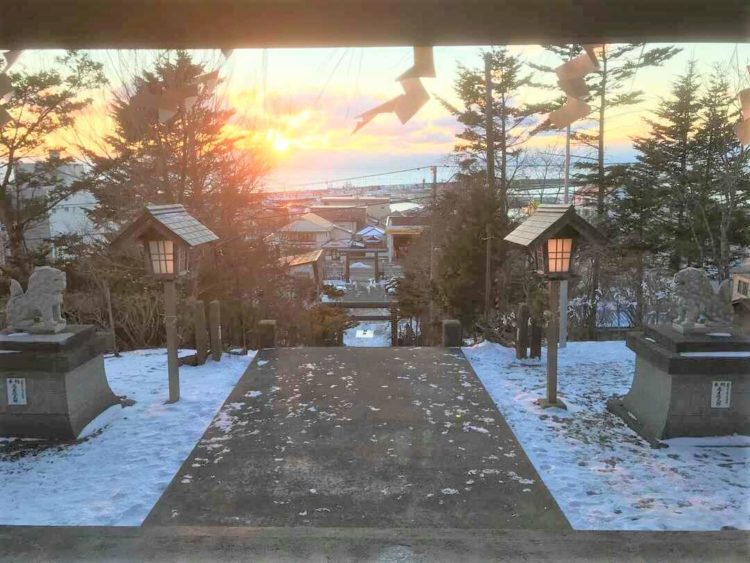 北海道浦河郡にある浦河神社から一望できる港