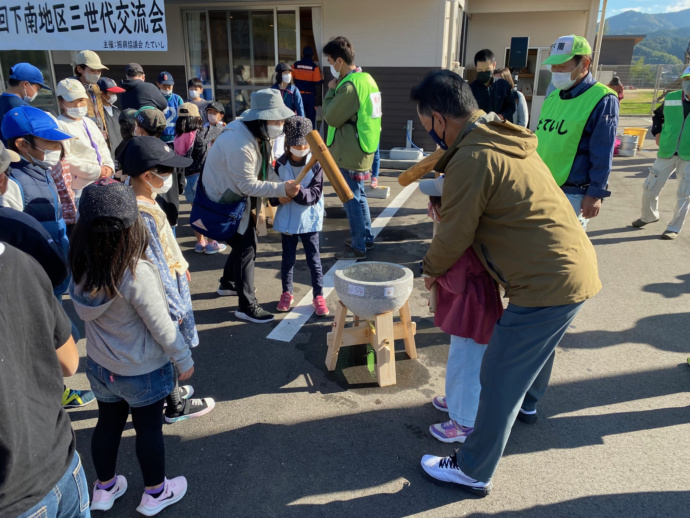 地区交流会での餅つきの様子