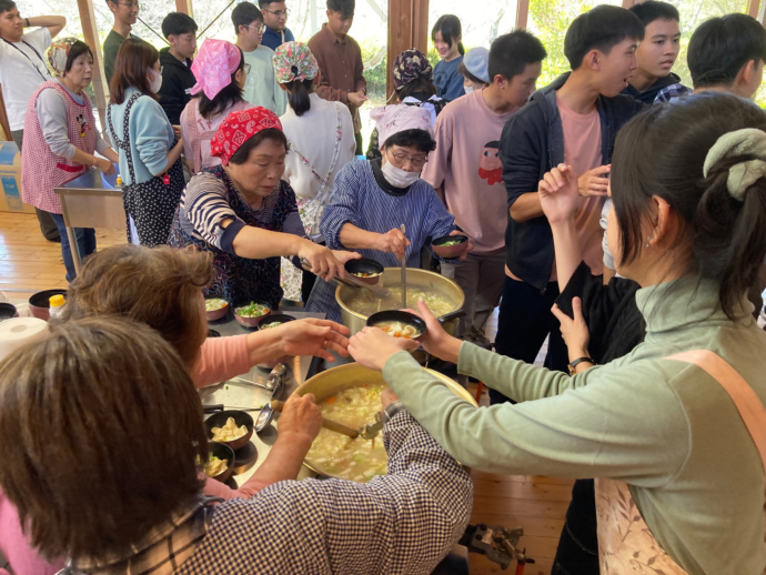 地域のお母さん達が汁物をふるまっている