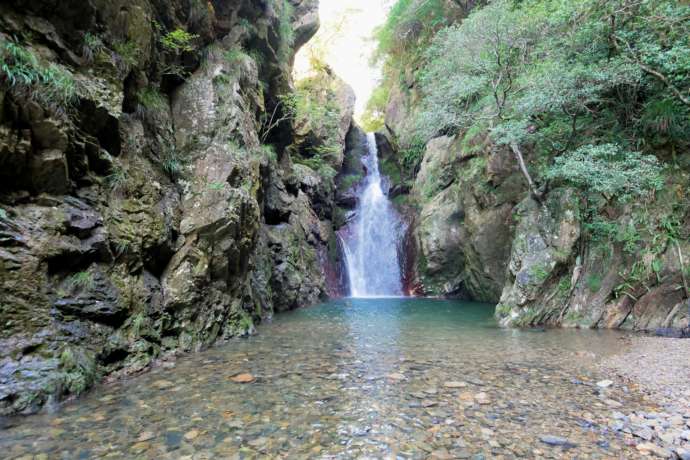 大分百景のひとつに数えられている「暁嵐の滝」