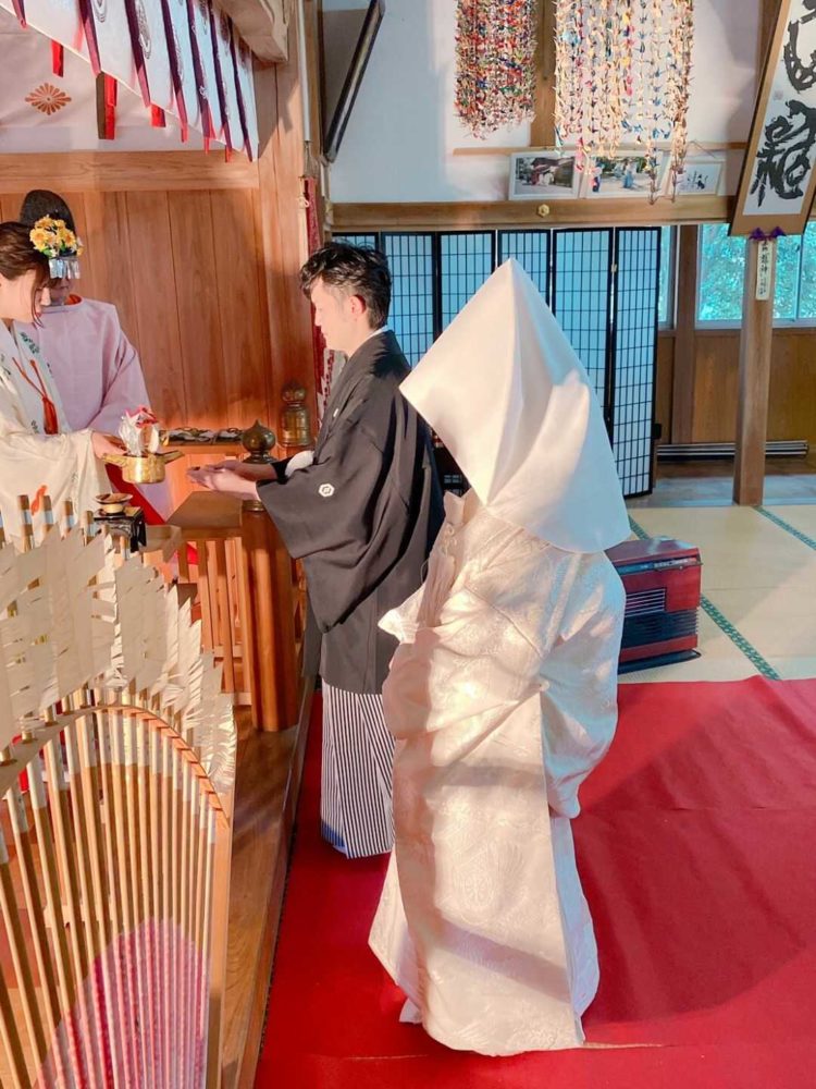 宮城県登米市にある若草稲荷神社で三々九度が始まるところ