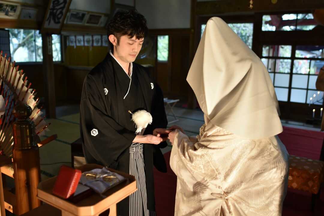 宮城県登米市にある若草稲荷神社での指輪交換の風景