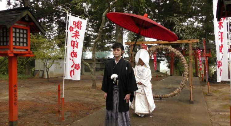 若草稲荷神社で新郎新婦が茅の輪をくぐった様子