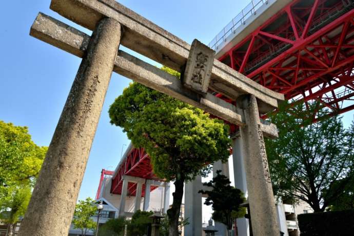 若松惠比須神社の鳥居を下から見上げた様子