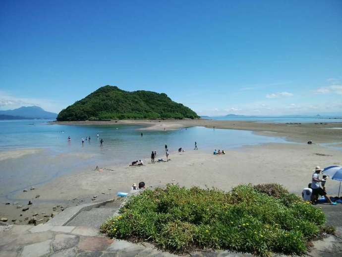 「直売所わかみや」から干潮時の亀島と若宮公園海水浴場を望む