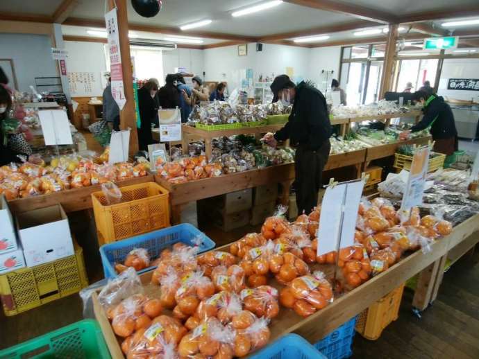 生産者とお客さまで活気あふれる「直売所わかみや」店内の様子