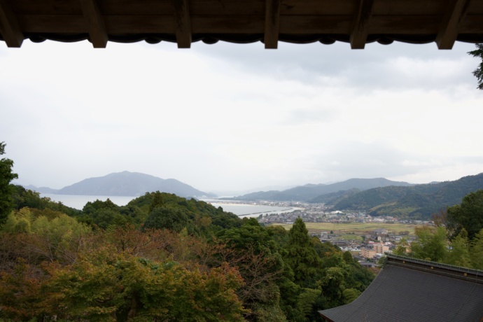 高浜町にある中山寺の山門から見た景色