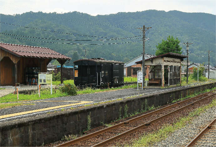 若桜鉄道の八東駅プラットホーム