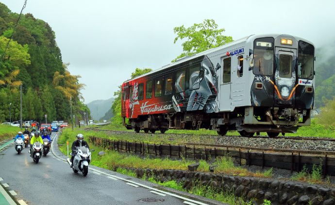 若桜鉄道の隼ラッピング車両ののパレード