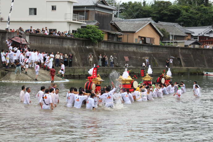 印南祭の川渡り